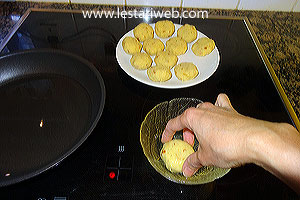 Melumuri Perkedel Dengan Telur