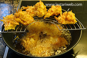 Menggoreng Bakwan