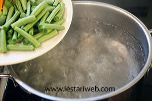 Merebus Kacang Panjang