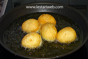 Menggoreng Telur Rebus