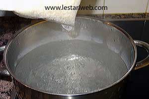 Merebus Ketupat Plastik