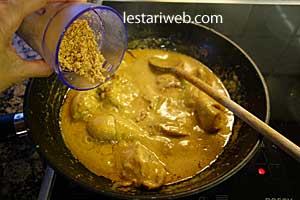 kelapa parut halus untuk masakan ayam begana