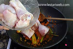 Ayam Dimasak Dengan Nanas
