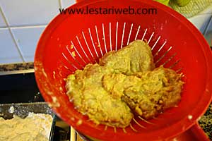 proses penepungan ayam goreng crispy