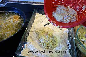 proses penepungan ayam goreng crispy 
