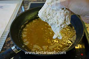 minyak panas untuk menggoreng ayam crispy 