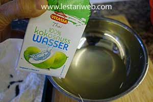 air kelapa untuk membuat ayam goreng crispy