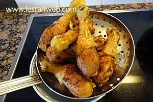 Ayam Goreng ketumbar matang ditiriskan