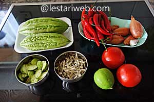 Bahan untuk membuat Pare Balado