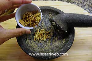 Bawang Goreng Untuk Bakwan