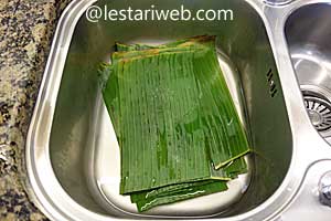 Daun Pisang dicuci