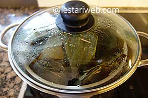 botok lamtoro sedang dikukus 