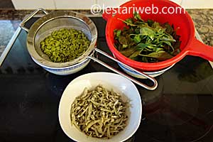 Lamtoro, ikan teri dan daun kemangi untuk masakan botok