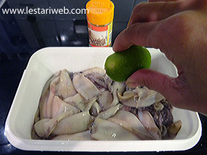 Cumi Diberi Jeruk Nipis