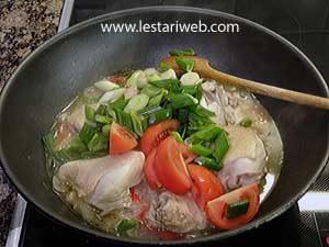 Daun Bawang untuk Ayam Isi Dibuluh