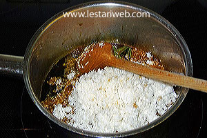 Kelapa Untuk Isi Dadar Gulung