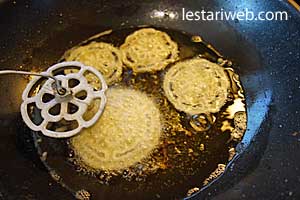 Kembang Goyang Step 12