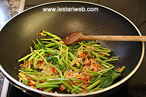 Masukin Batang Tumis Kangkung