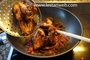 Memasak Ayam Goreng Bumbu Cabai
