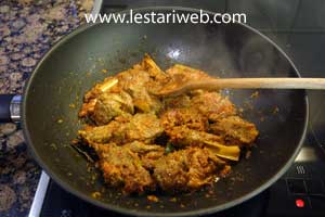 Memasak Besengek Daging