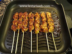 Membakar Sate Ponorogo