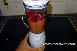 Memblender Bumbu Pelalah Manuk