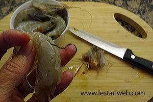 Membuang Kotoran Udang