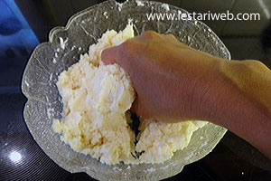 Membuat Adonan Jemblem