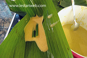 Membungkus Barongko Pisang1