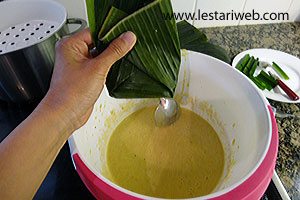 Membungkus Barongko Pisang2