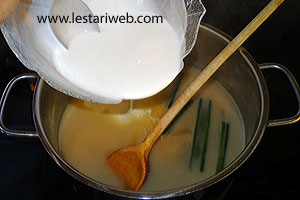 Mencampur Adonan Nagasari