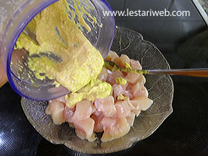 Mencampur Bumbu Sate Ponorogo