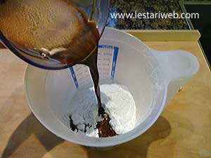 Mencampur Gula Dengan Tepung