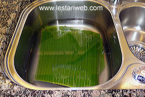 Mencuci Daun Pisang