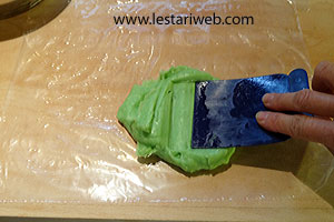 Menekan Adonan Supaya Rata