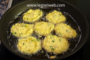 Menggoreng Bakwan Jagung