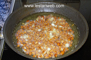 Menggoreng Kacang Tanah