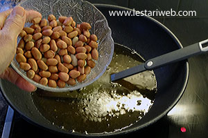 Menggoreng Kacang Tanah