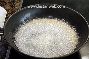 Menggoreng Kremes Ayam Kalasan 