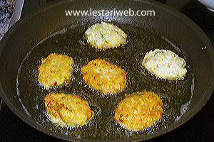 Menggoreng Perkedel Ikan