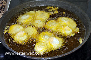 Menggoreng Pisang Iris