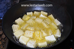 Menggoreng Tahu Gimbal Udang