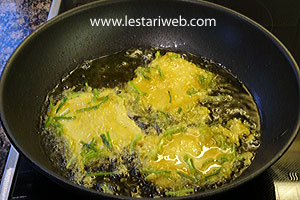 Menggoreng Tempe Kemul