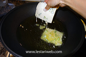 Menggoreng Tempe Mendoan