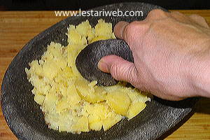 Menghaluskan Kentang Perkedel