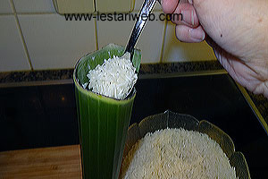 Mengunci Bungkus Lontong