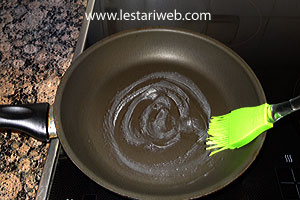 Mengolesi Wajan Wingko