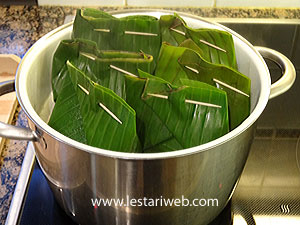 Mengukus Pepes Ikan Teri