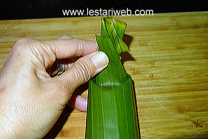 Mengunci Bungkus Lontong