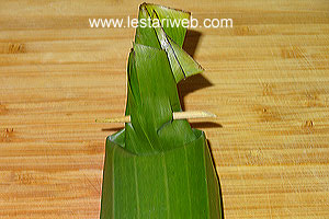 Mengunci Bungkus Lontong